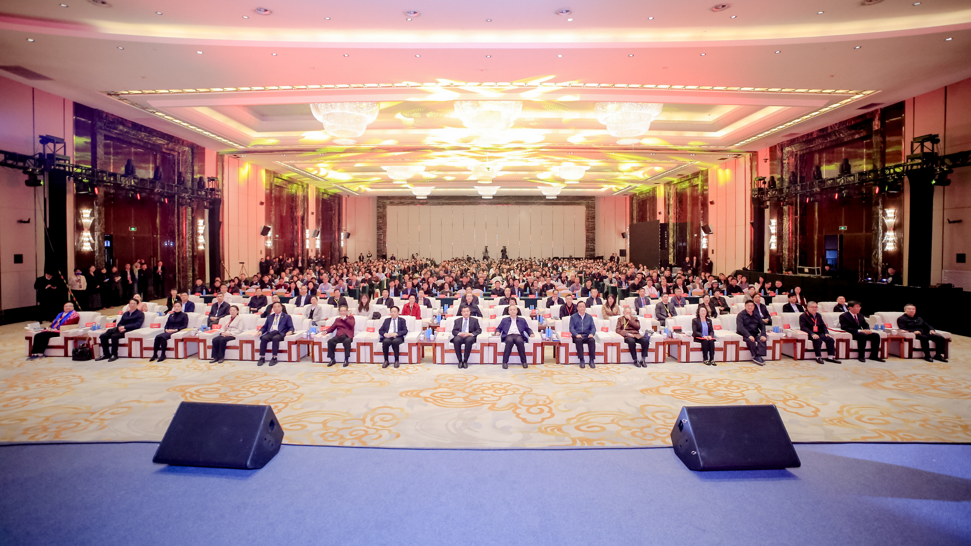 中医药高质量发展大会在以岭健康城举办，连花呼吸健康产品为大会提供防护支持